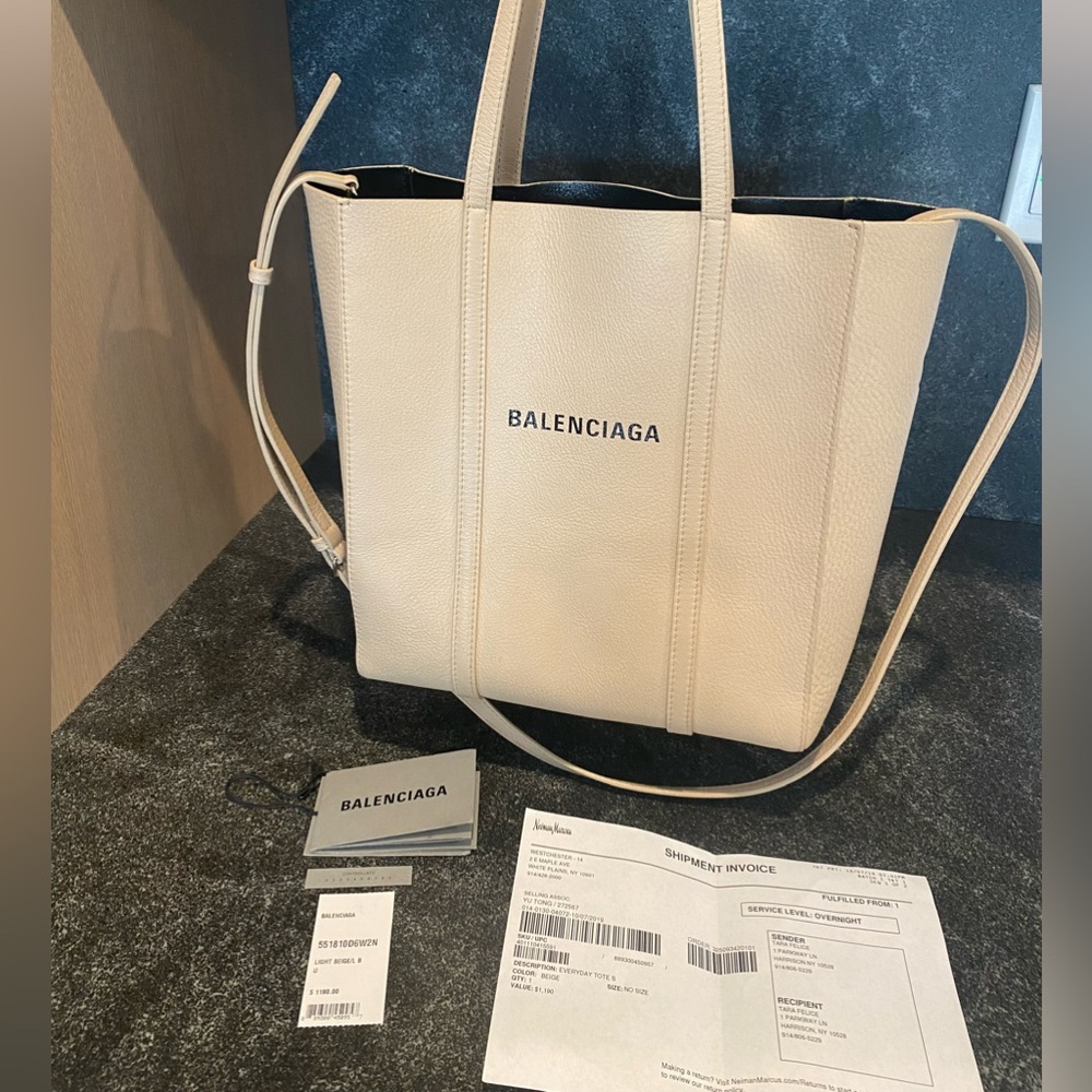 BALENCIAGA EVERYDAY TOTE.Excellent condition, worn a few times.Detachable strap